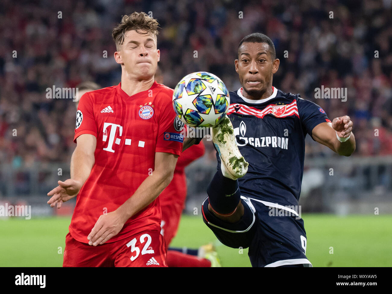 München, Deutschland. 18 Sep, 2019. Fussball: Champions League Bayern München - Roter Stern Belgrad, Gruppenphase, Gruppe B, 1. Spieltag in der Allianz Arena. Joshua Kimmich (l) aus München und Mailand Pavkov aus Belgrad kämpfen um den Ball. Credit: Sven Hoppe/dpa/Alamy leben Nachrichten Stockfoto