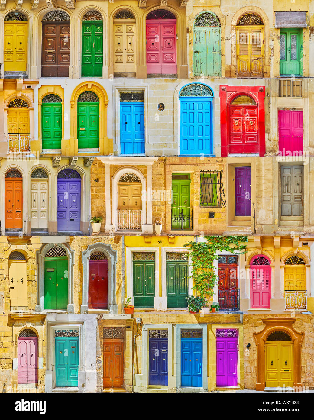 Zusammenstellung von Vintage Holztüren mit geschnitzten Details und verschiedene Regler Klopfer oder Türgriffe, in Städten und Dörfern von Malta und Gozo Isl gefunden Stockfoto