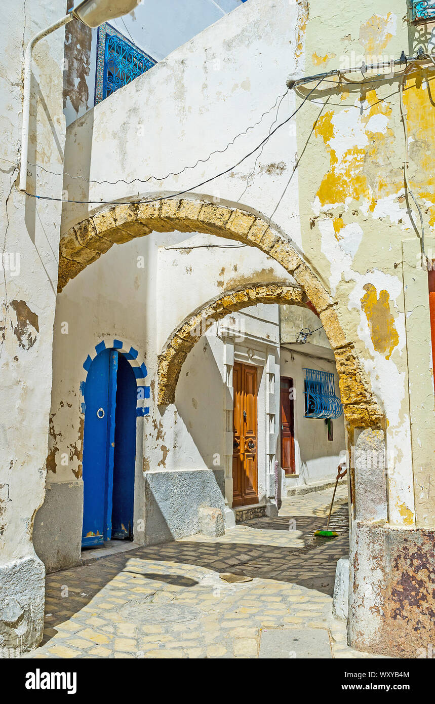 Spaziergang durch den alten gewölbten geht in schäbigen Straße von arabischen Medina mit zerbröckelnden Farbe und Putz an den Wänden, Bizerta, Tunesien Stockfoto