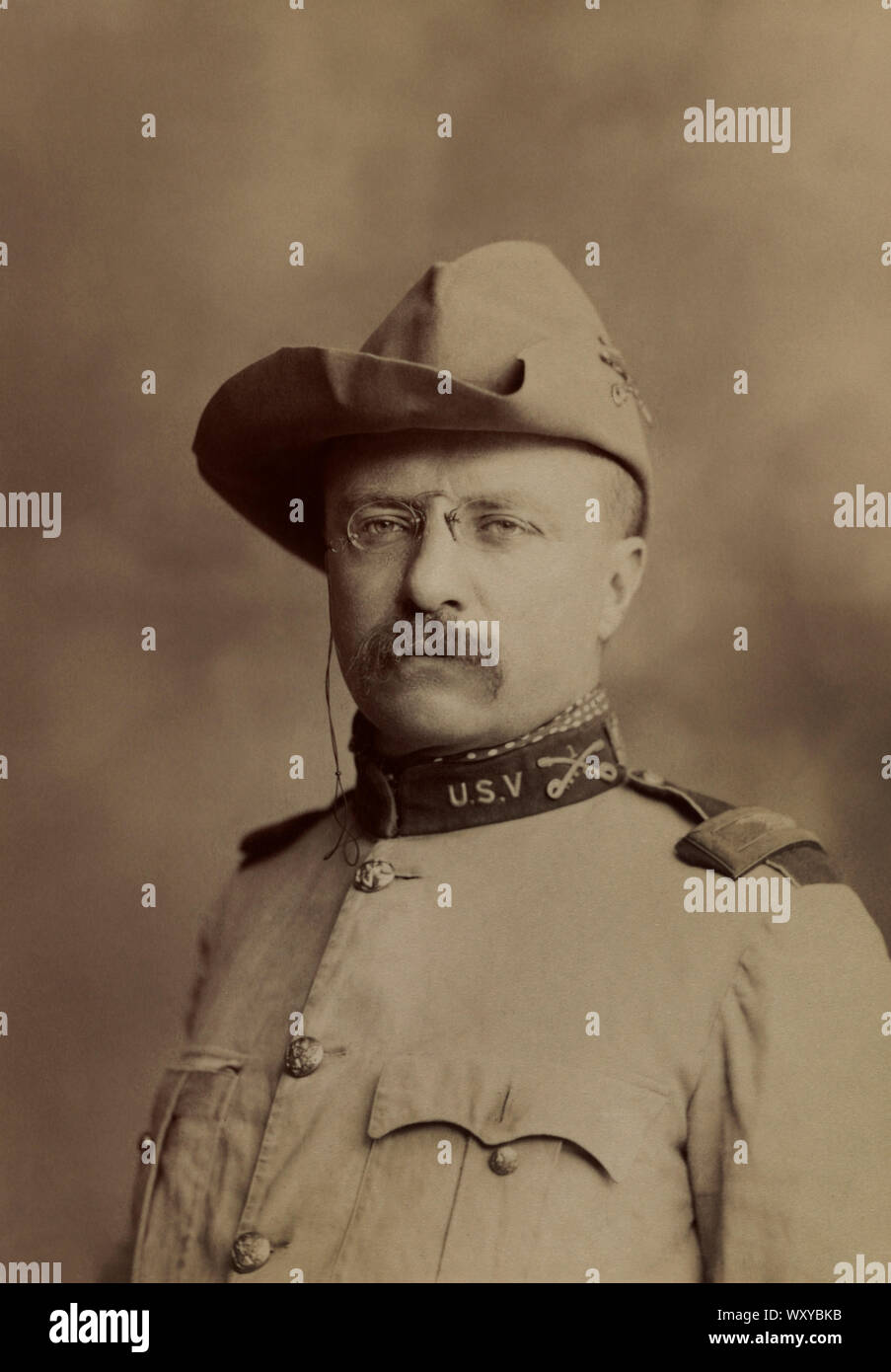 Theodore Roosevelt, Kopf und Schultern Portrait in rauhen Mitfahrer Uniform, Foto von Arthur Hewitt, 1900 Stockfoto