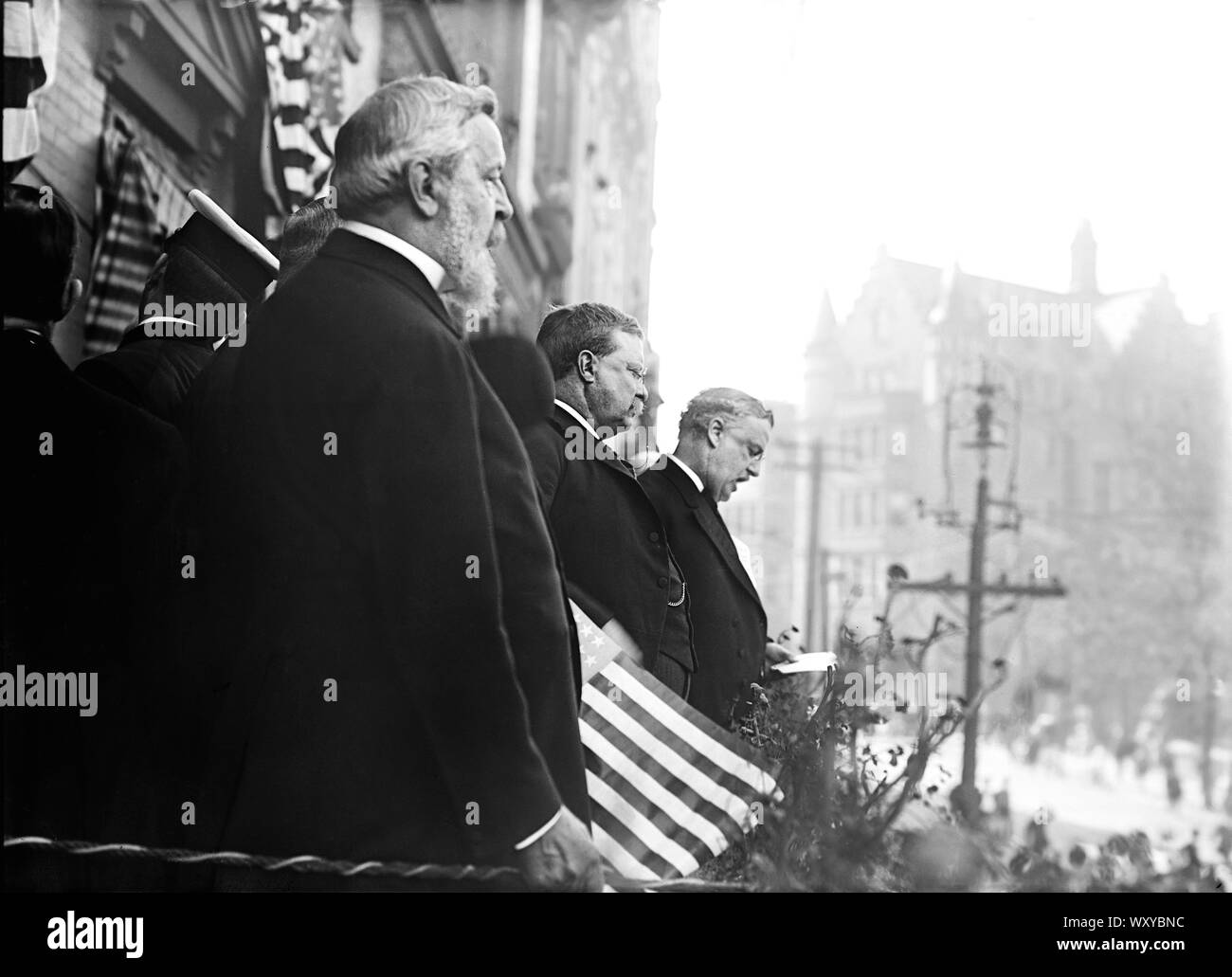 Theodore Roosevelt beobachten Parade bei der Ankunft in den Vereinigten Staaten nach Reisen in Europa und Afrika für ein Jahr, New York City, New York, USA, Bain News Service, 18. Juni 1910 Stockfoto