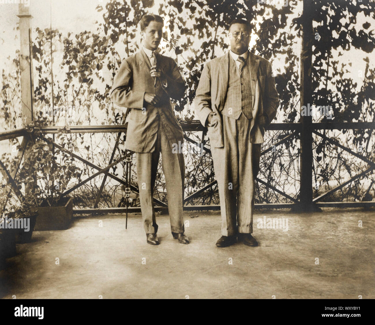 Kermit Roosevelt mit seinem Vater Theodore Roosevelt, full-length Portrait auf der Veranda, Fotografie von Warrington Dawson, 1910 Stockfoto