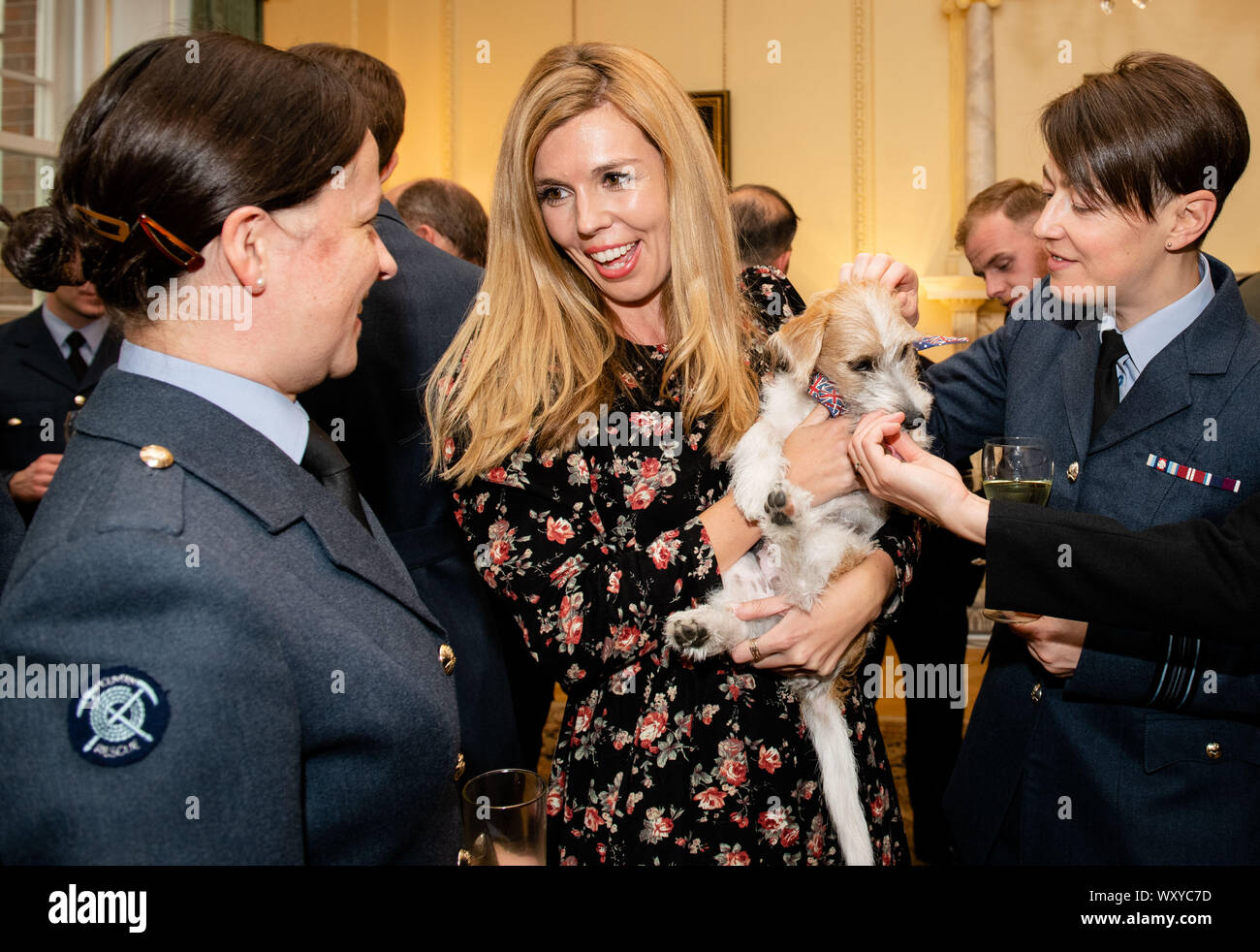 Zu 2230 Embargo Mittwoch, 18. September, der Partner der Premierminister  Boris Johnson, Carrie Symonds (Mitte), führt die Gäste der Jack Russell,  ihrem Hund, um Dilyn als Premierminister Hosts eine militärische Empfang in