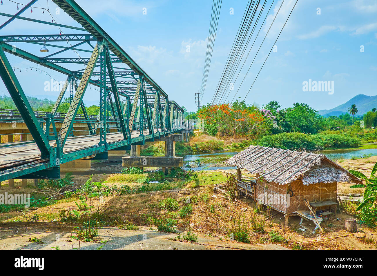 Die alte Bambus Hütte auf der Bank von Pai River neben dem Memorial Bridge, Pai, Thailand Stockfoto