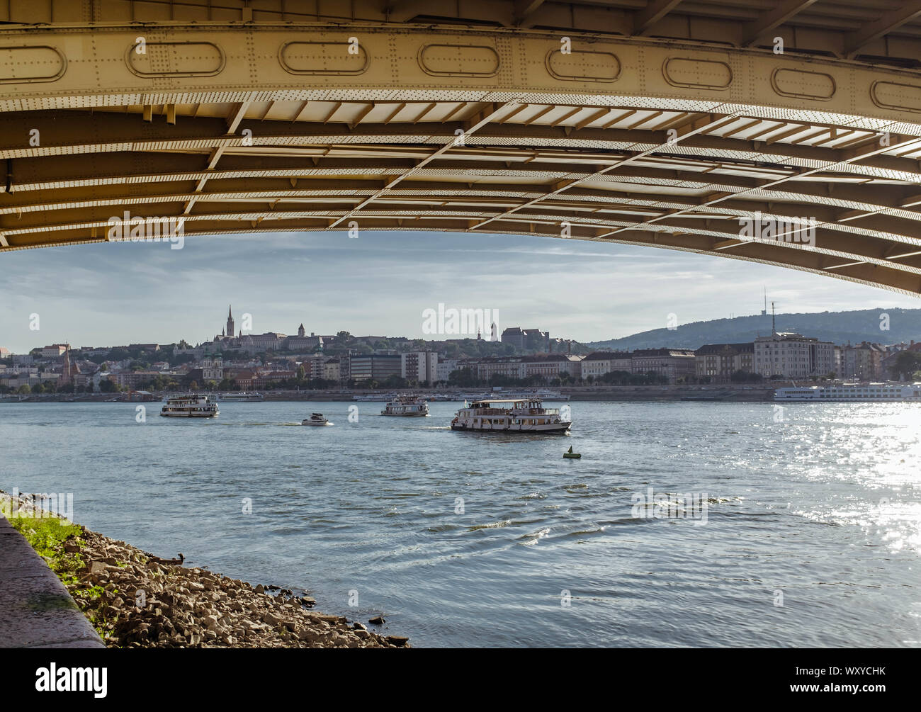 Eine Ansicht von Buda und Fährverkehr auf der Donau in Budapest von unterhalb der Margaret Brücke. Stockfoto
