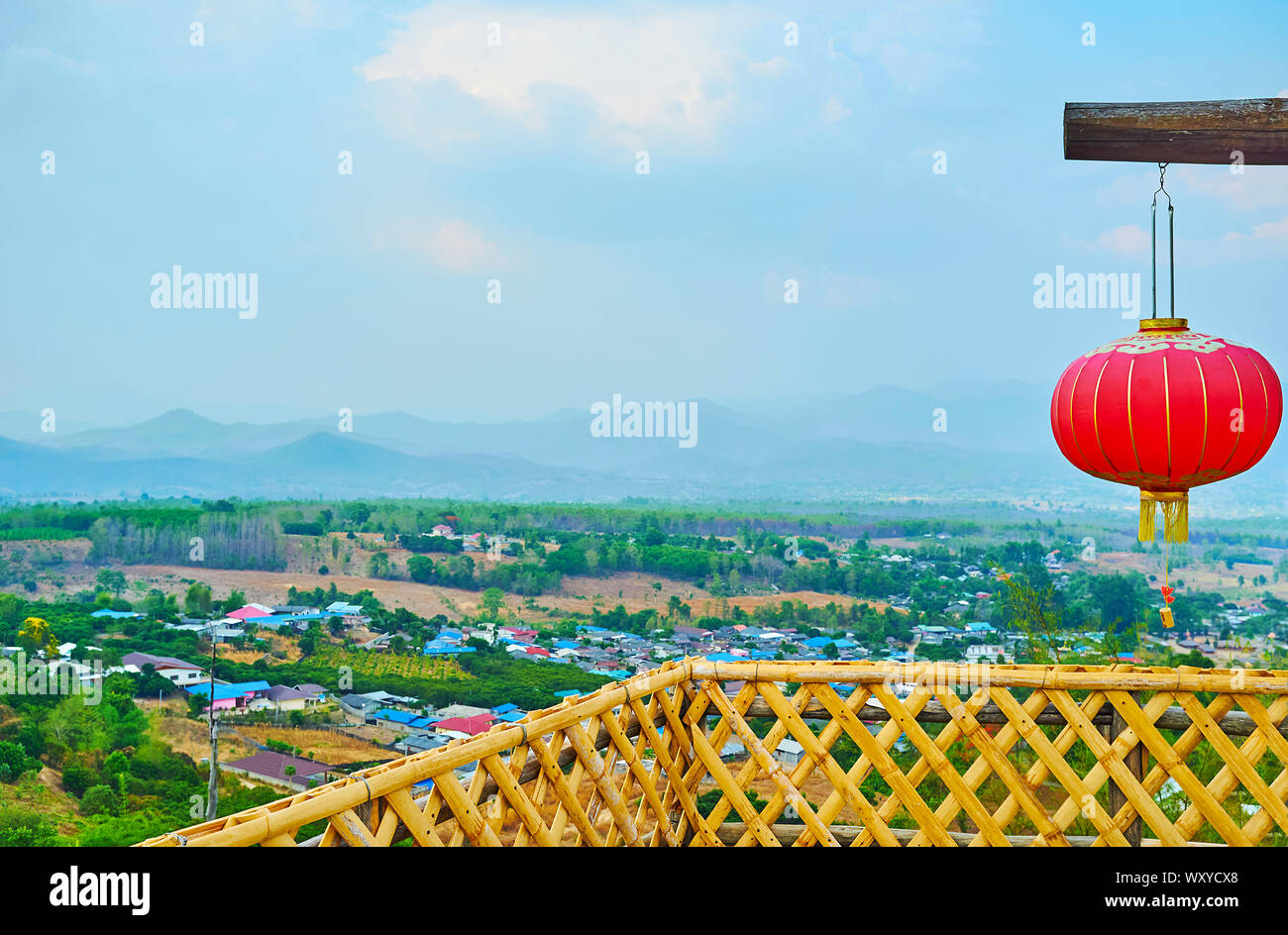 Die Landschaft im Nebel Shan Hügel mit Dächern aus Santichon Yunnan tee Dorf und rote chinesische Laterne im Vordergrund, Yun Lai Viewpoint, Pai, Thailand Stockfoto