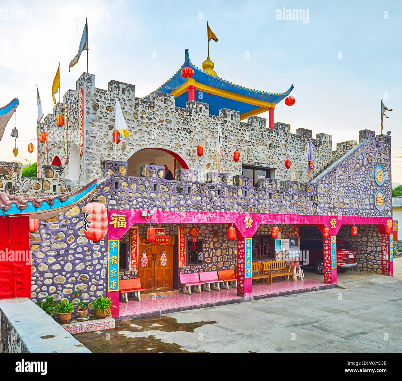 SANTICHON, THAILAND - 5. Mai, 2019: Der kleine Stein Schloss von Chinesischen Yunnan Cultural Village ist mit traditionellen Laternen und Flaggen dekoriert, Mai Stockfoto