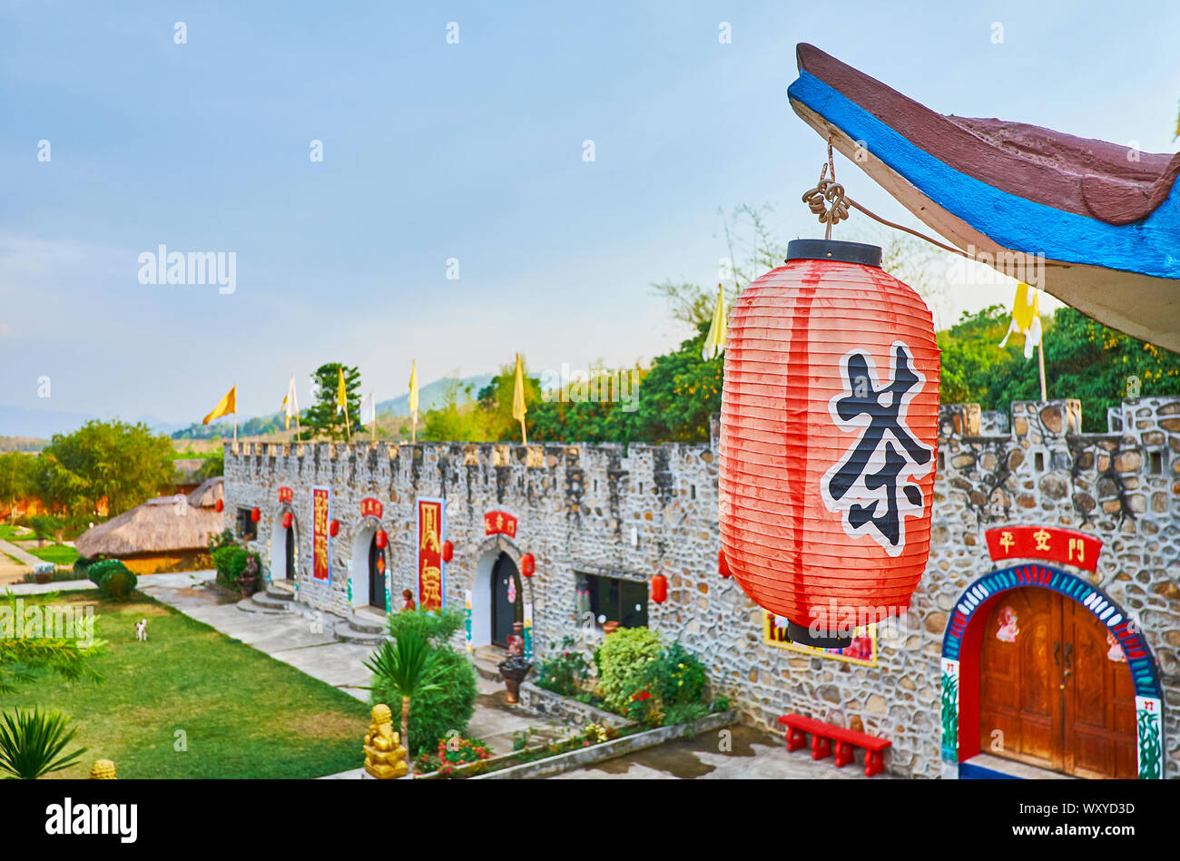 SANTICHON, THAILAND - 5. Mai, 2019: Der festungsmauer der Chinesischen Yunnan kulturelle Dorf mit bunten Fahnen und große rote Laterne im Vordergrund, auf Stockfoto