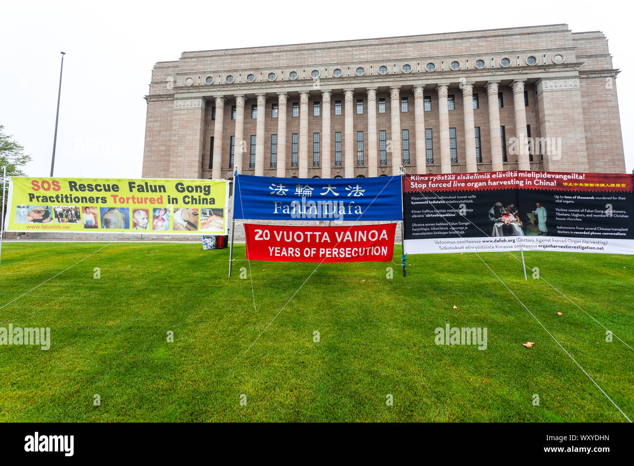 Falun Gong Protest vor dem Parlament House, Helsinki, Finnland 2019. Banner lautet: Rettung von Falun Gong Praktizierenden in China gefoltert Stockfoto