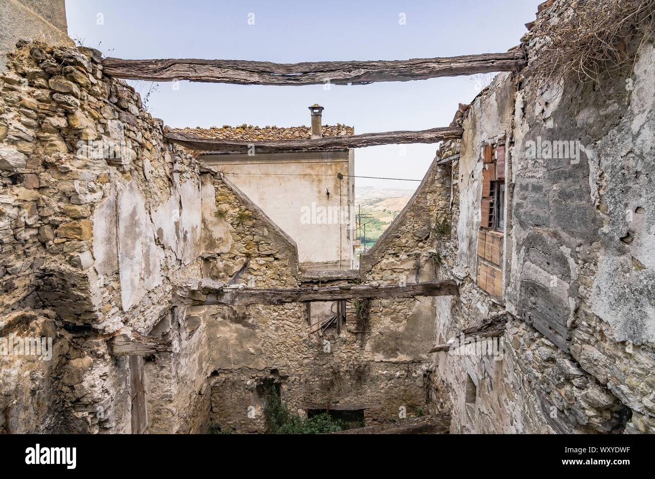 Blick auf das alte Dorf mit alten und verlassenen Häusern Stockfoto