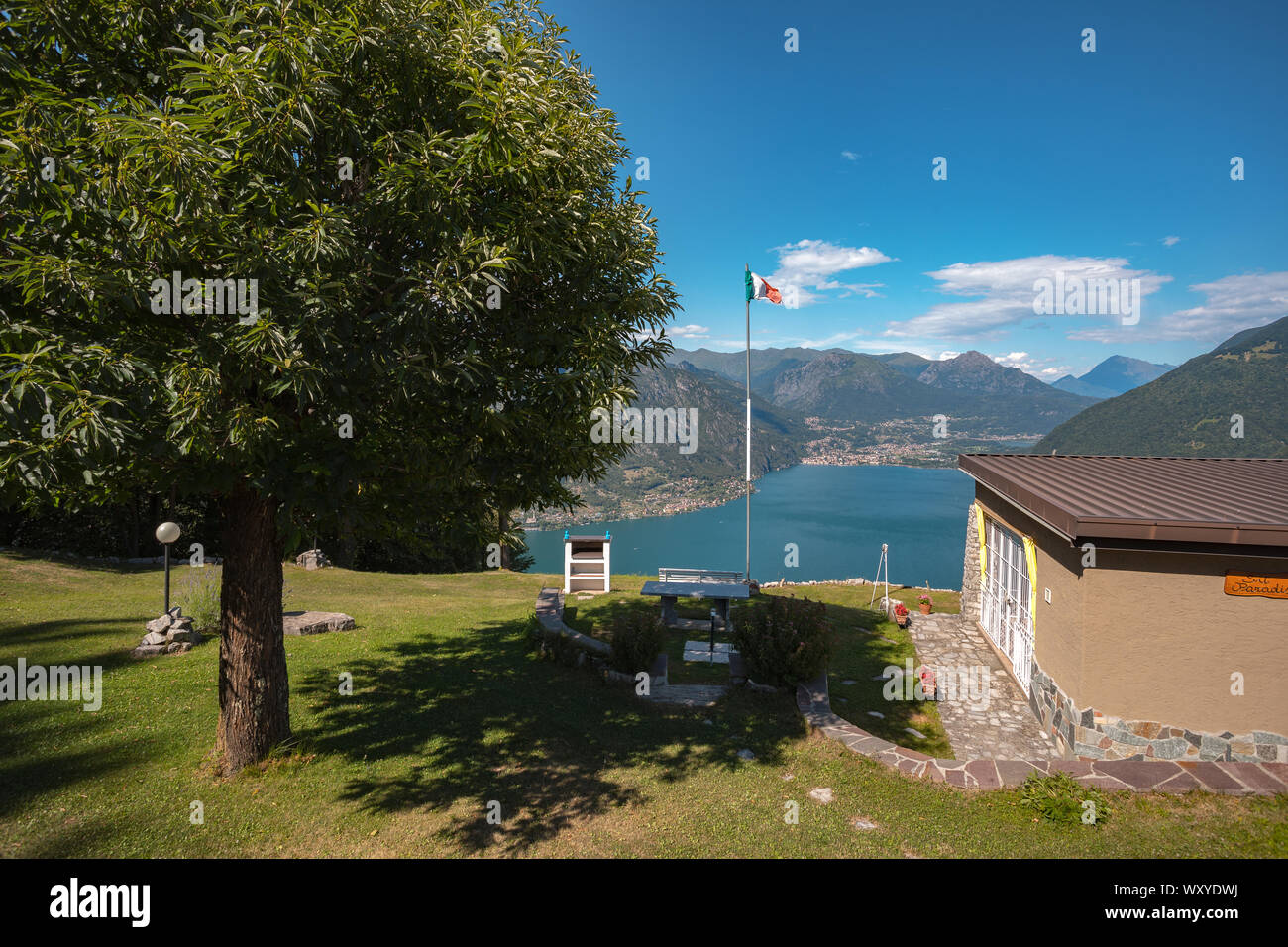 Blick auf den Luganersee, den Berg Pizzoni und die italienische Flagge von Cappelletta di Ramponio-Verna in der Region Como, Norditalien Stockfoto