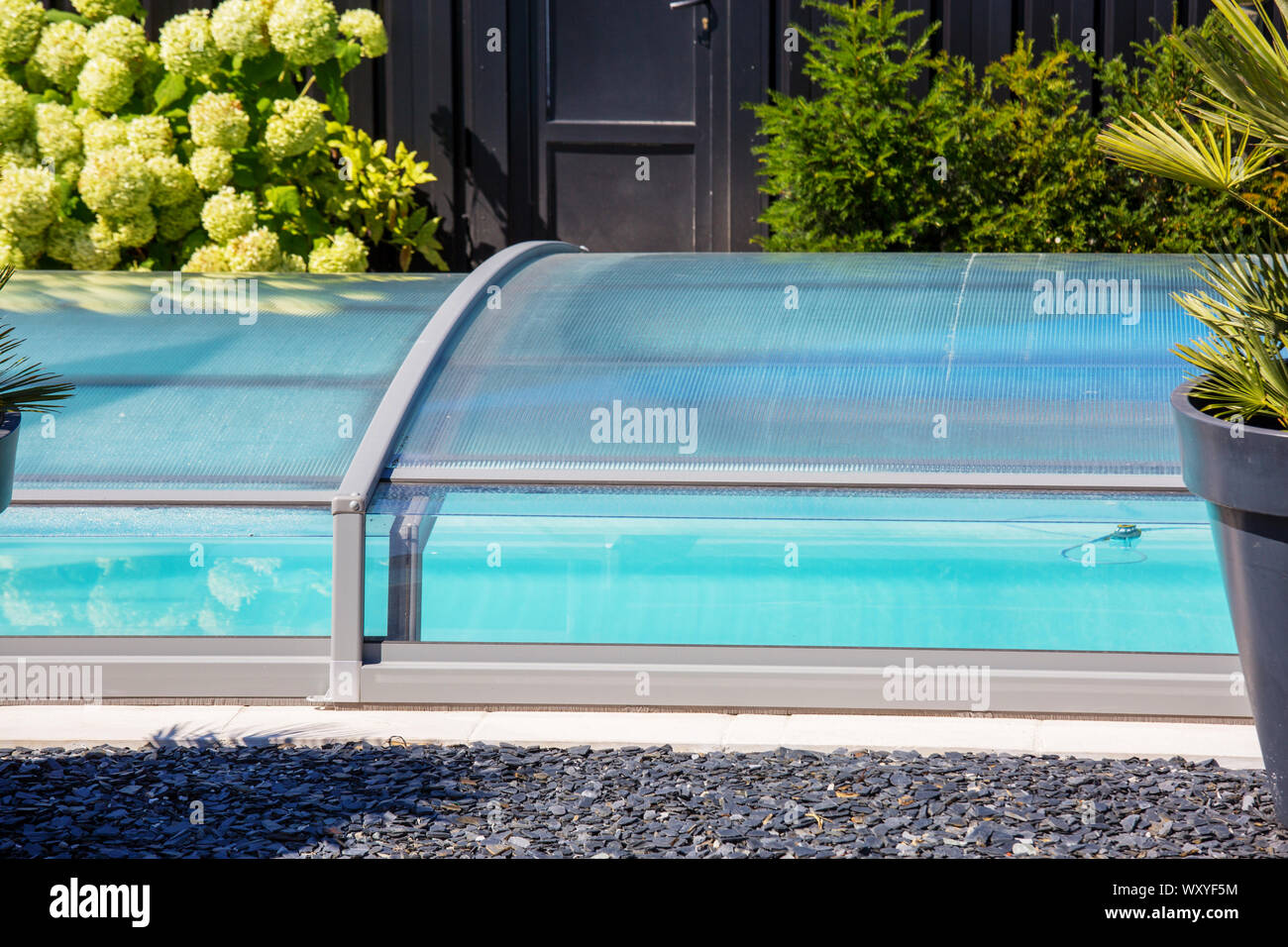 Closee auf Automatische versenkbare pool Gehäuse system Pool zu schützen. Stockfoto