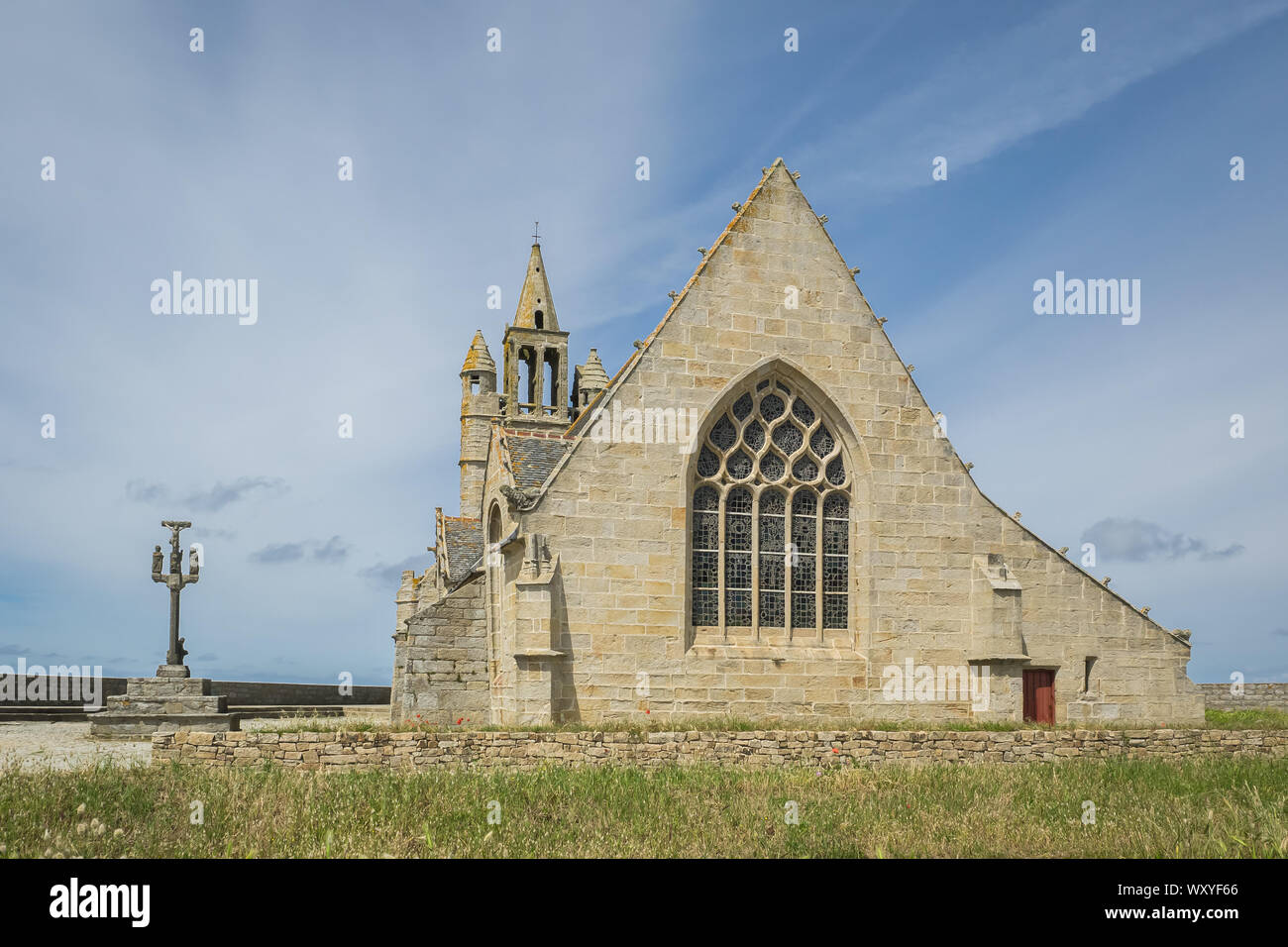 Die Kirche Unserer Lieben Frau von Freude (Chapelle Notre-Dame de La Joie), eine historische Kapelle am Meer in Penmarch in Bretagne Stockfoto