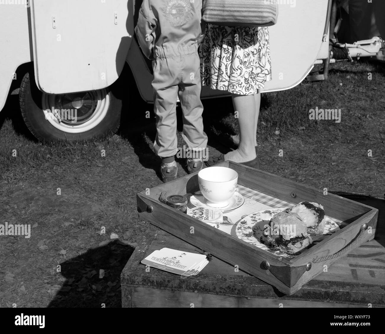 September 2019 - Scones und Cream Tea in einem Vintage Style am Goodwood Revival Meeting serviert. Stockfoto