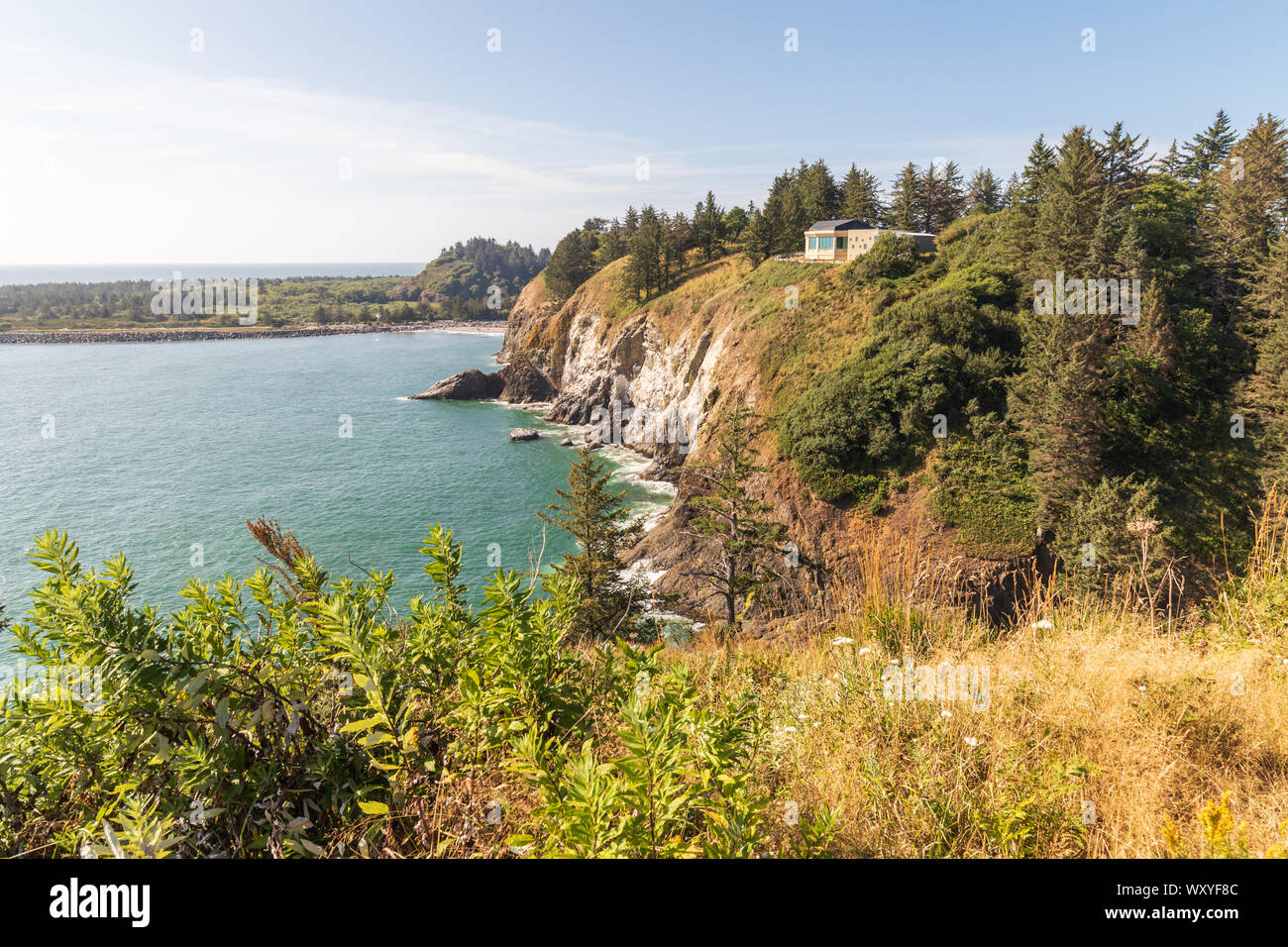 USA, Washington State, Gurgaon, Kap Enttäuschung State Park. Der Lewis & Clark Interpretive Center mit Blick auf den Columbia River und den Pazifischen Ozean. Stockfoto