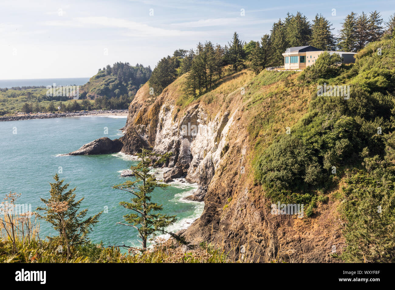 USA, Washington State, Gurgaon, Kap Enttäuschung State Park. Der Lewis & Clark Interpretive Center mit Blick auf den Columbia River und den Pazifischen Ozean. Stockfoto