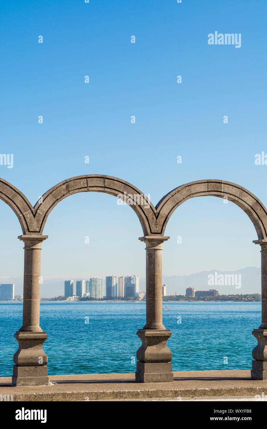 Der Malecon Bögen, Puerto Vallarta, Jalisco, Mexiko. Stockfoto