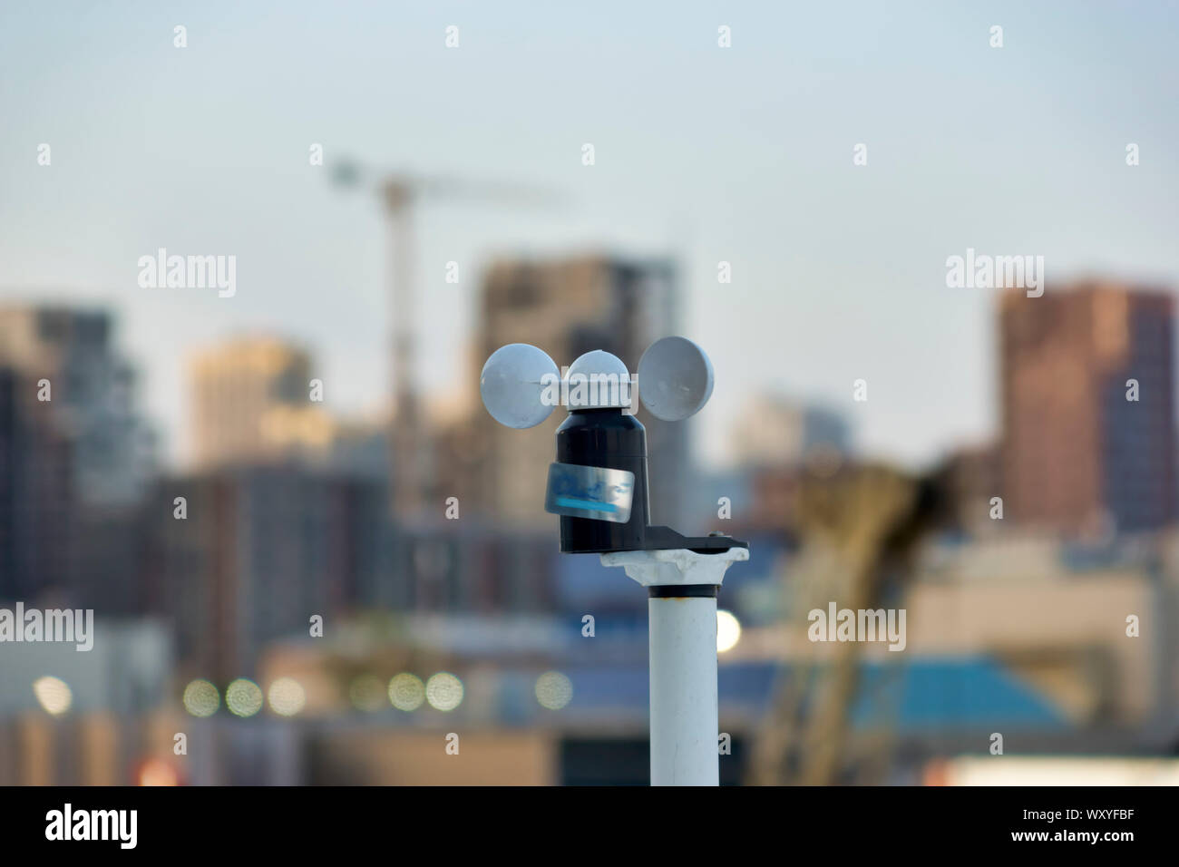 Cup Anemometer. Indikator für die Fluggeschwindigkeit und Windrichtung. Stadt Hintergrund verschwommen, Moskau Stockfoto