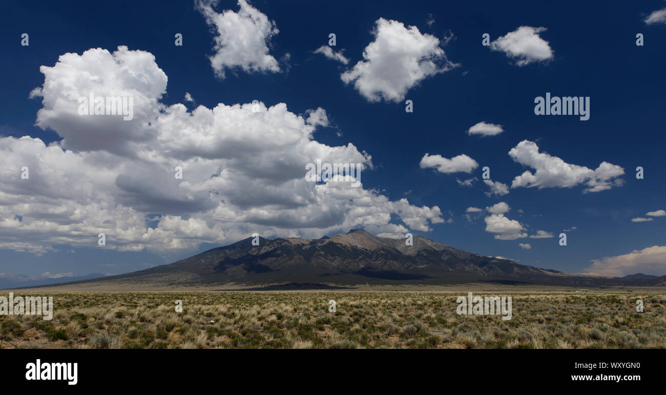 Clouds Drift über Blanca Peak, Mount Lindsey und dem Norden Zapata Ridge in der Nähe von Fort Garland, Colorado. Stockfoto