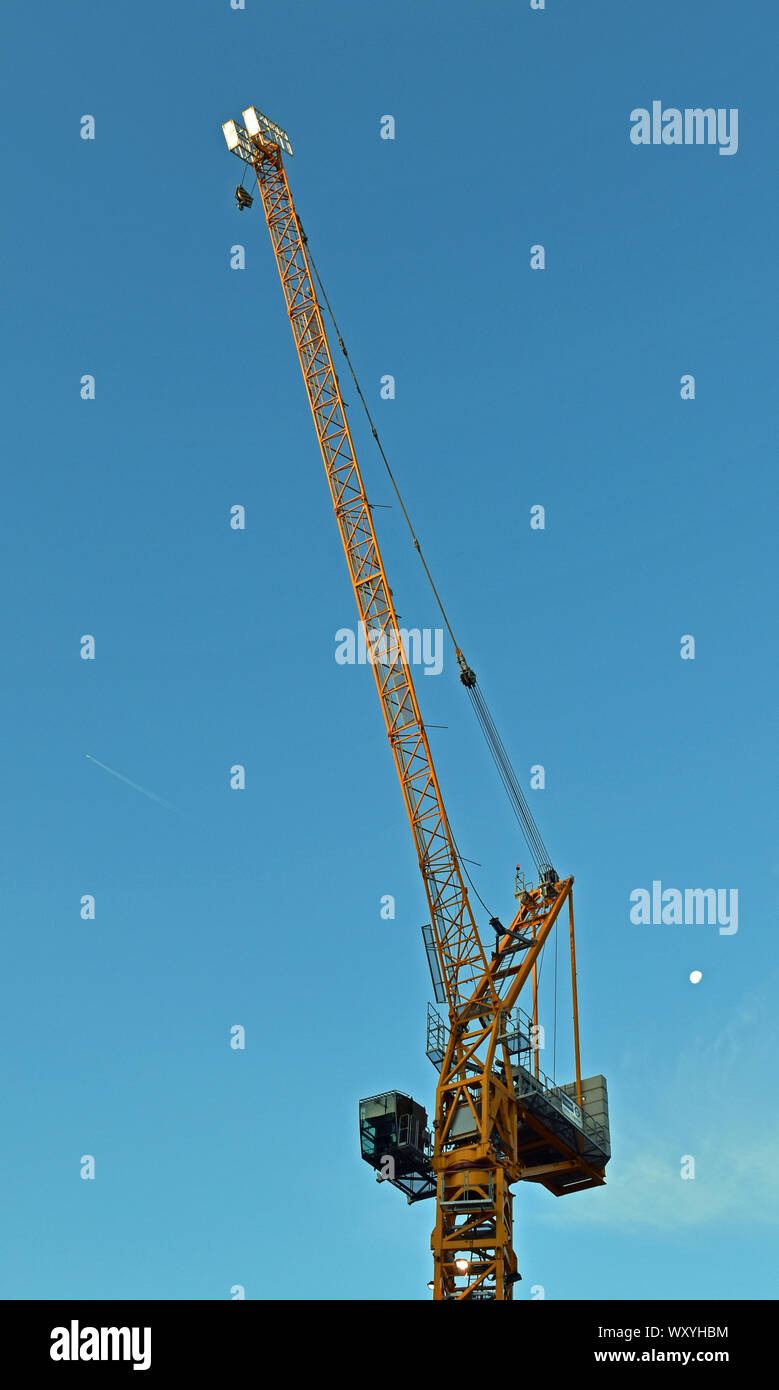 Großen Kran gegen Perfect blue sky Isoliert Stockfoto