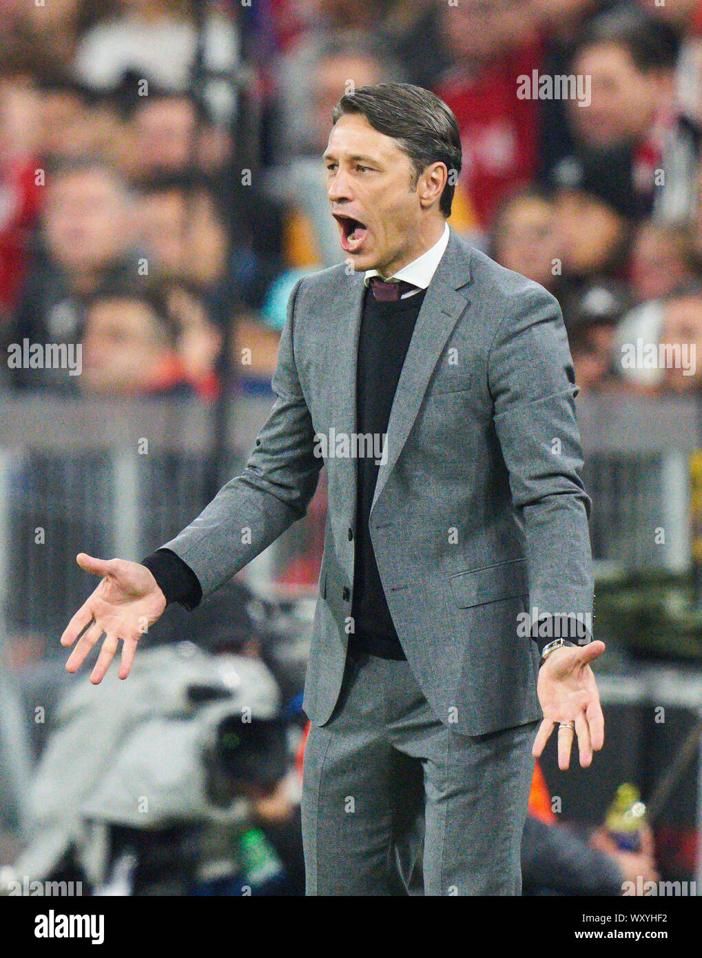 München, Deutschland. September, 2019 18. München, Deutschland. 18. September 2019. headcoach Niko Kovac (FCB), Team Manager, Trainer, Gestikulieren, geben Anweisungen, Aktion, Bild, Geste, hand Bewegung, zeigen, interpretieren, Mimik, FC BAYERN MÜNCHEN - Roter Stern Belgrad UEFA Fußball Champions League, München, 13. März 2019, Saison 2019/2020, Gruppenphase, Gruppe B, FCB, Rot, Bayern, Roter Stern, München, © Peter Schatz/Alamy leben Nachrichten Stockfoto