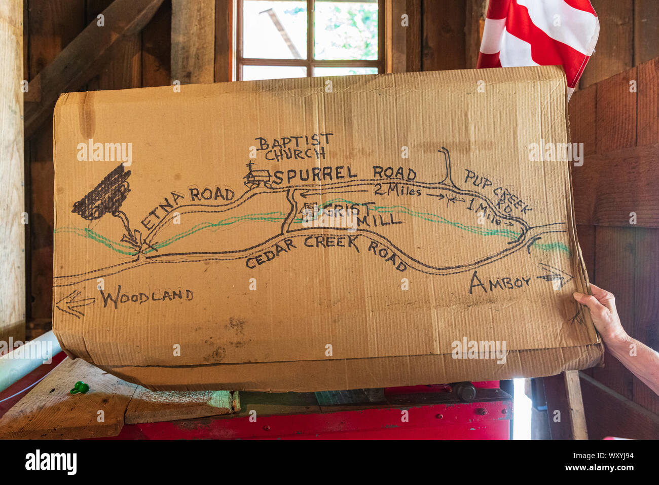 USA, Washington State, Wald. August 18, 2019. Handgemachte Karte auf die Cedar Creek Grist Mill. Stockfoto