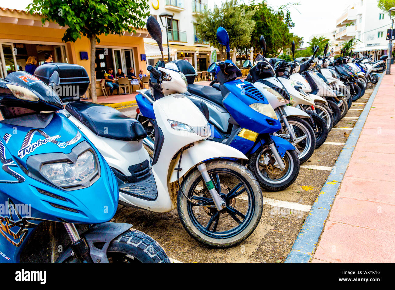 Reihe von Vermietung Roller in Es Pujols, Formentera, Balearen, Spanien Stockfoto