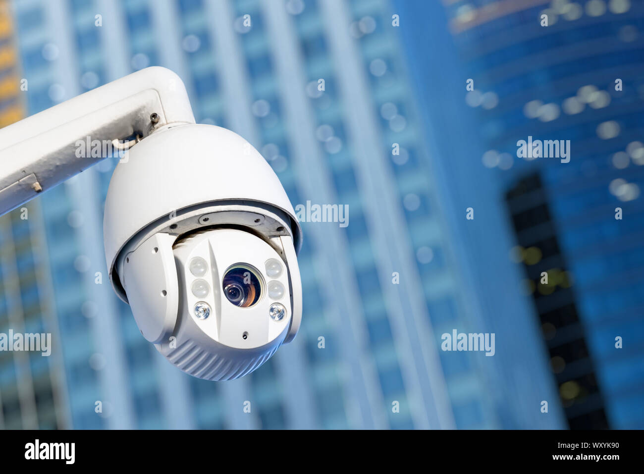 Cctv-Kamera mit modernen Gebäude im Hintergrund Stockfoto