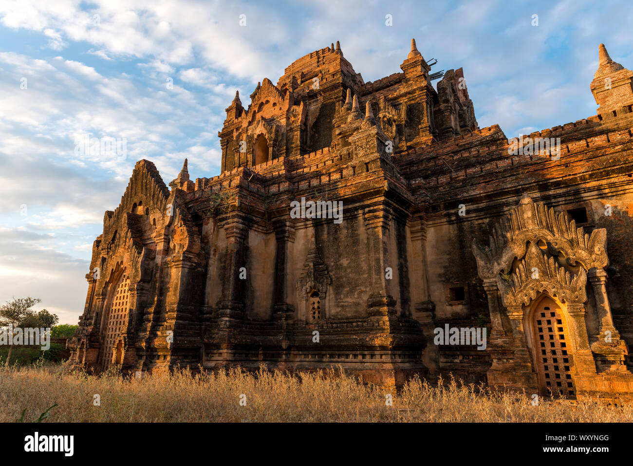 Horizontale Bild der schönen Sonnenuntergang Licht in die Wände der Thitsarwadi Tempel in Bagan, Myanmar entfernt Stockfoto