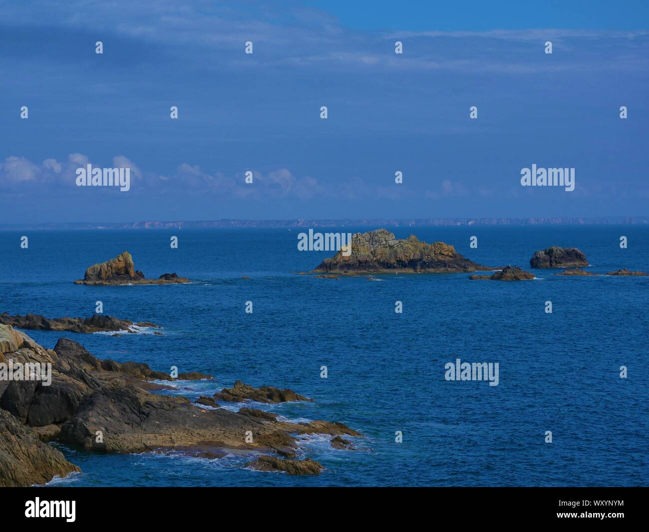 Foto de Falaises dans la Mer, à Côté de la Pointe Saint matieu, Rocher Stockfoto