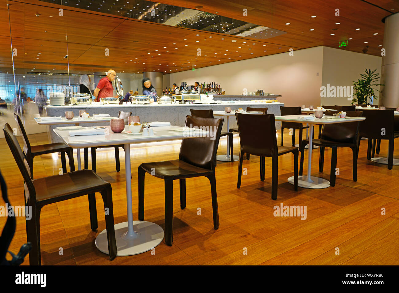 DOHA, Qatar-17 Jun 2019 - Blick auf die Al Mourjan Business Lounge im Internationalen Flughafen Hamad (DOH) in Doha. Es ist die Drehscheibe für die nationale Fluggesellschaft Stockfoto