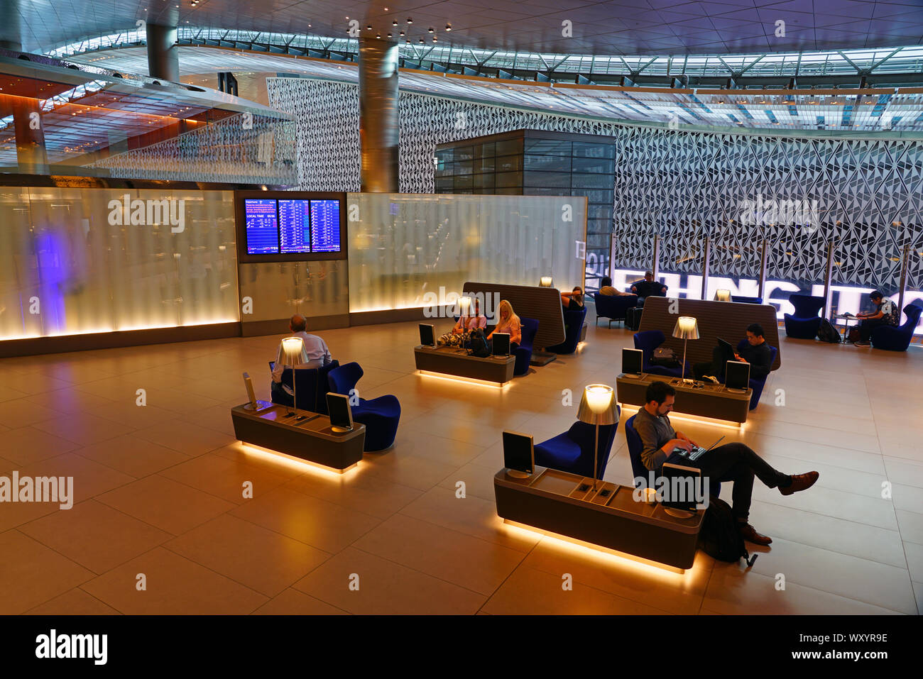 DOHA, Qatar-17 Jun 2019 - Blick auf die Al Mourjan Business Lounge im Internationalen Flughafen Hamad (DOH) in Doha. Es ist die Drehscheibe für die nationale Fluggesellschaft Stockfoto