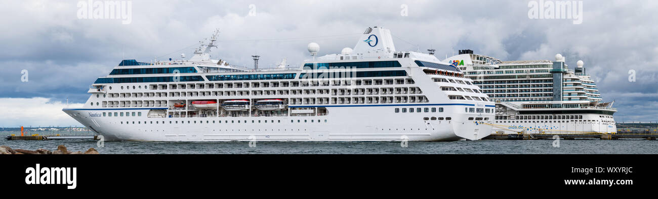 Tallinn/Estland-Am 16. September 2019: Kreuzfahrtschiffe Nautica und AIDAprima Vanasadam Hafen in Tallinn in Estland angedockt. Kreuzfahrt in der Ostsee S Stockfoto