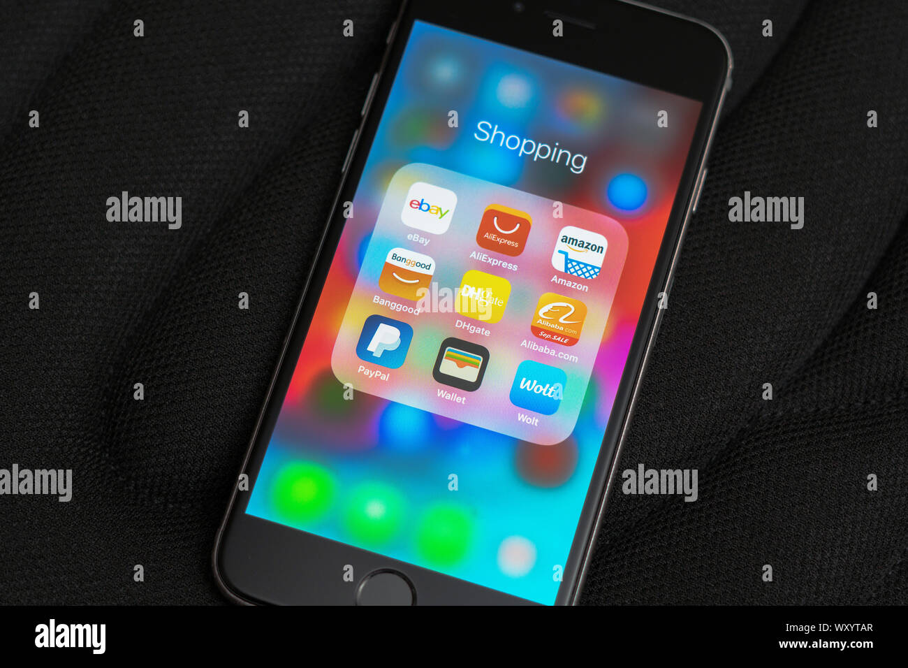 Schwarz Apple iPhone mit Symbolen der Shopping Medien: eBay, AliExpress, Amazon, PayPal, Portemonnaie, Alibaba und anderen App auf dem Touchscreen Stockfoto
