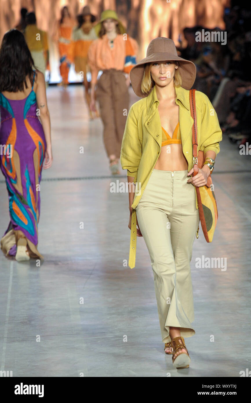 Mailand, Italien. 18 Sep, 2019. Mailänder Modewoche, Frauen Frühling Sommer 2020. Mailand, Damenmode, Frühling Sommer 2020. Alberta Ferretti catwalk Bild: Modell Bella Hadid Credit: Unabhängige Fotoagentur Srl/Alamy leben Nachrichten Stockfoto