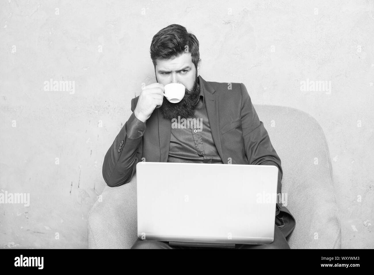 Moderne Geschäftsmann. Projekt Manager. Geschäftsmann Laptop. Mann trinken Kaffee im Büro. Reaktion auf geschäftliche E-Mails. Digitales Marketing. Im Internet surfen. Online kaufen. Geschäftliche Korrespondenz. Stockfoto