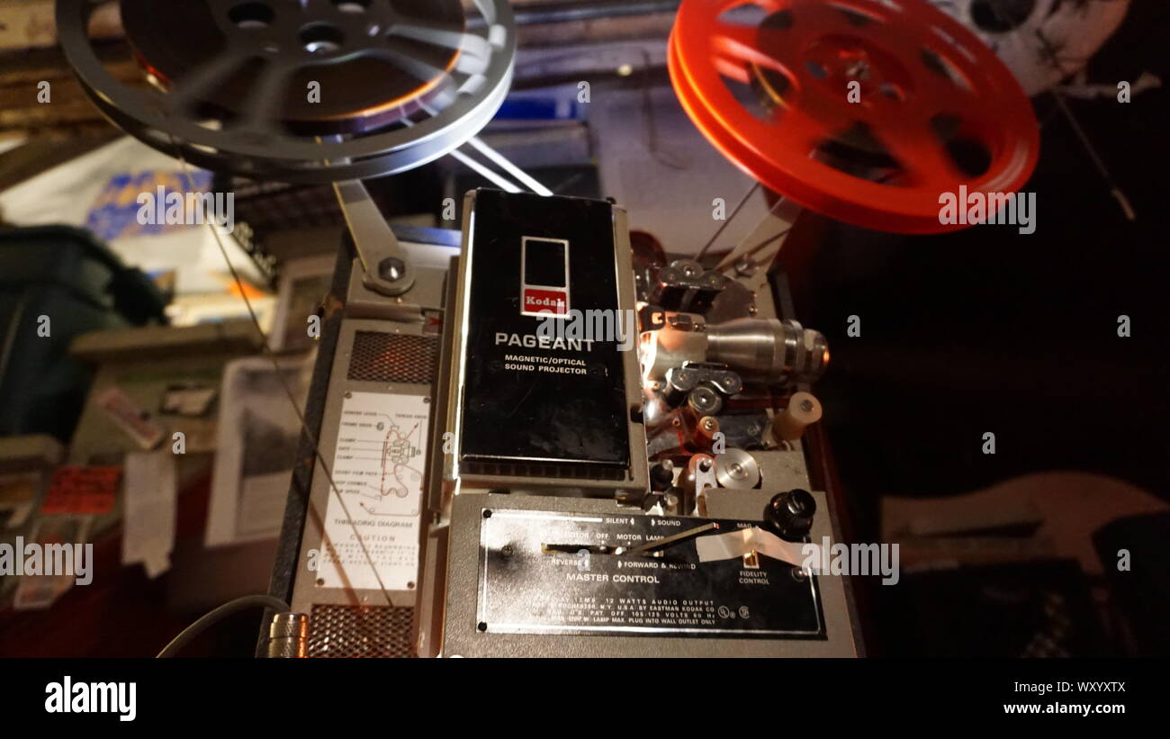 Kodak Pageant magnetisch/optische 16-mm-sound Projektor mit Film Faden im Studio experimentelle Filmemacher Craig Baldwin, San Francisco, CA, USA Stockfoto