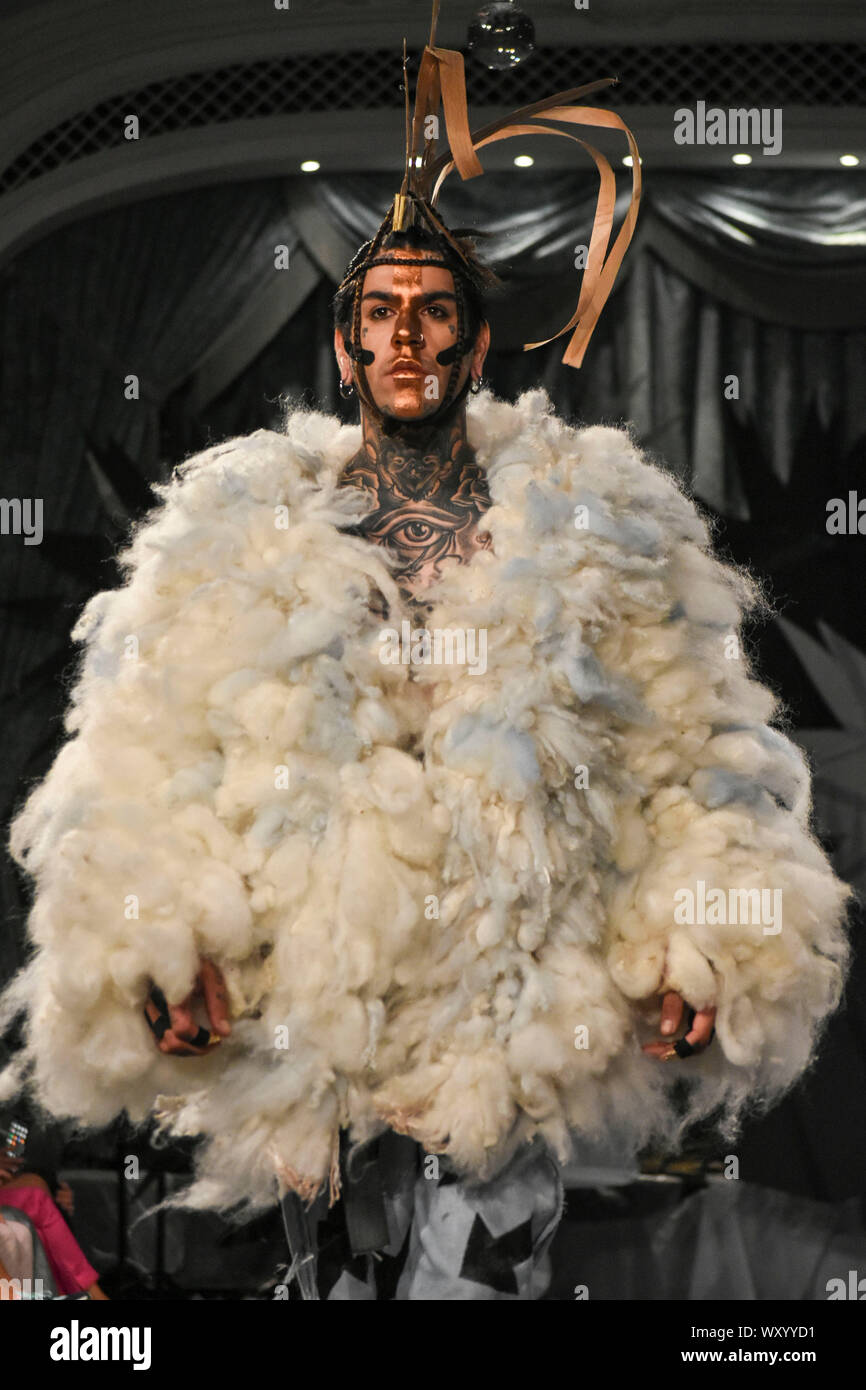 Designer Vin+ Omi während der Modenschau für den Frühjahr/Sommer 2020 Kleidung der Faser von brennnesseln von Prinz Charles Highgrove Immobilien hergestellt Stockfoto