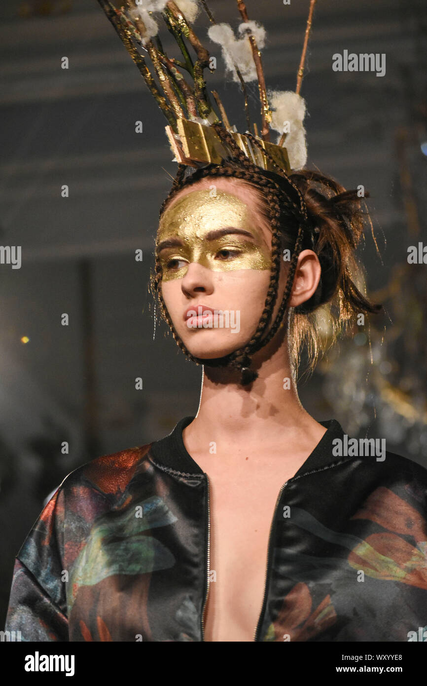 Designer Vin+ Omi während der Modenschau für den Frühjahr/Sommer 2020 Kleidung der Faser von brennnesseln von Prinz Charles Highgrove Immobilien hergestellt Stockfoto