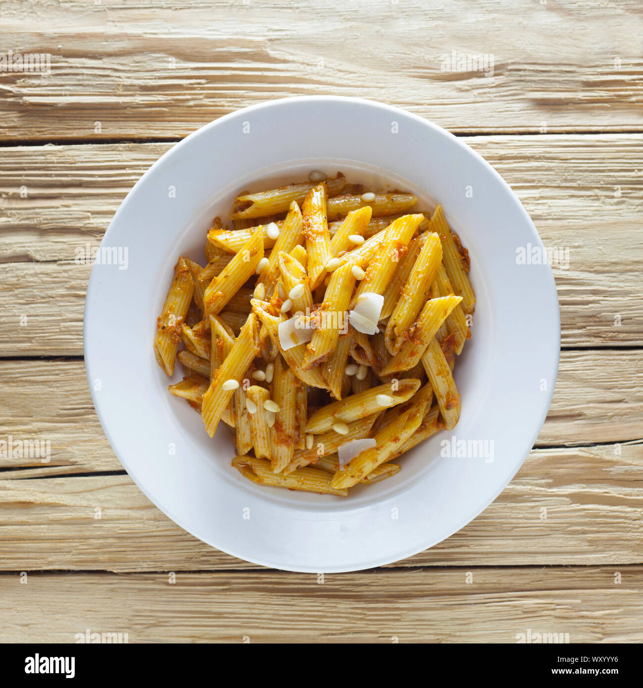 Nudeln mit Pesto Rosso auf einer hölzernen Hintergrund Stockfoto