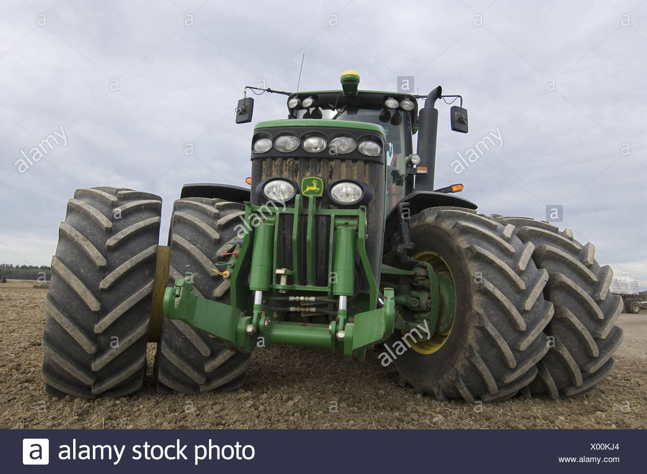 John Deere 8530 Traktor Mit Zwillingsbereifung Und Reifen Schweden Stockfotografie Alamy