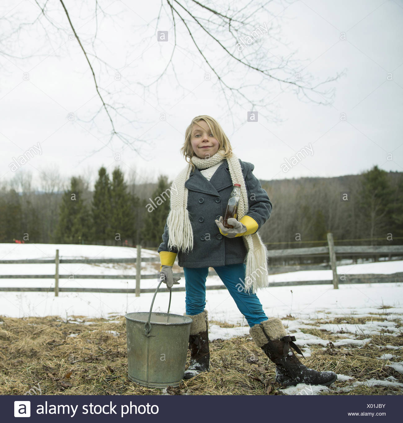 Ein Madchen Im Schnee Mit Einem Blecheimer Stockfotografie Alamy