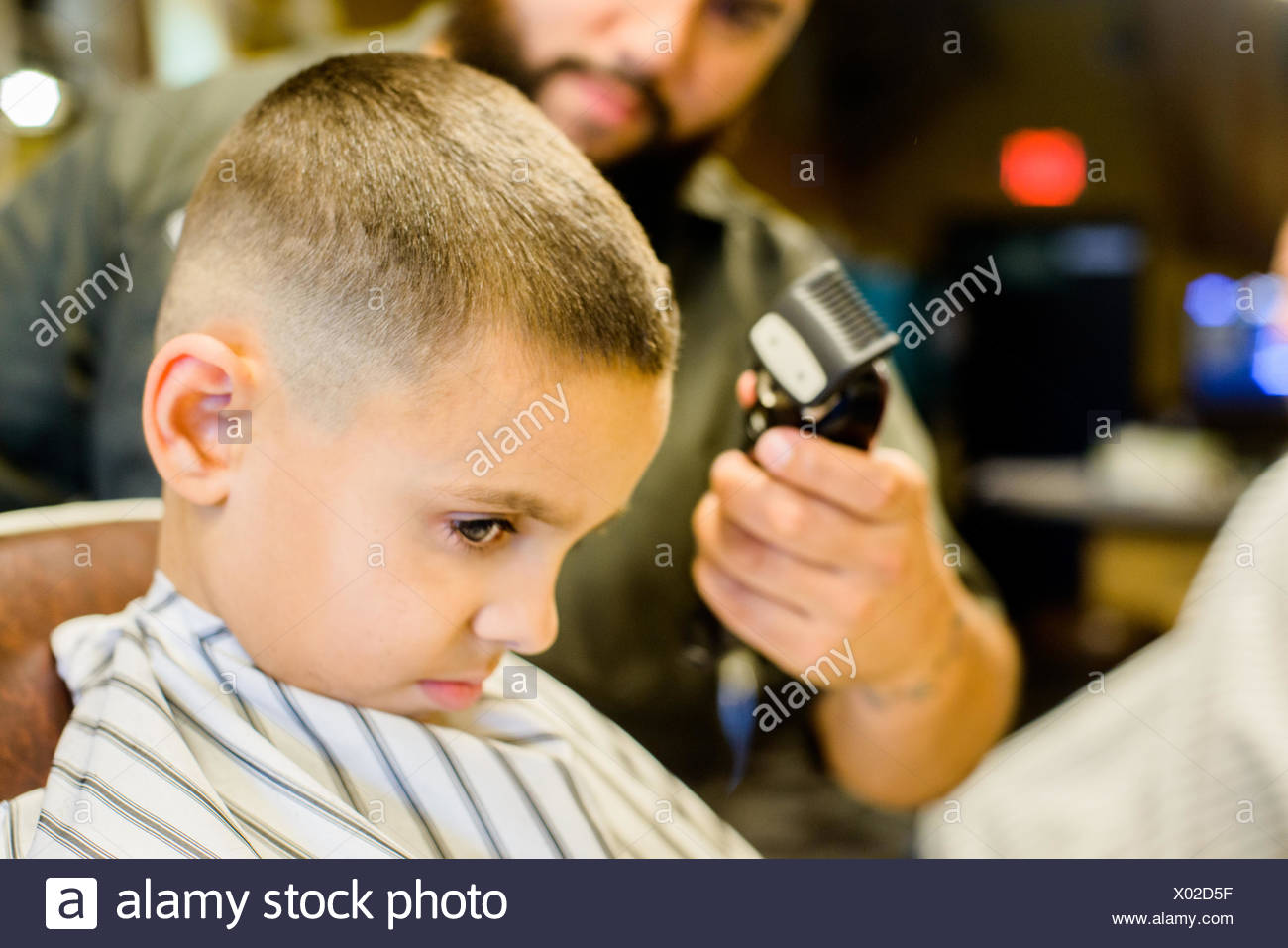 Friseur Haar Rasieren Jungen Stockfotografie Alamy