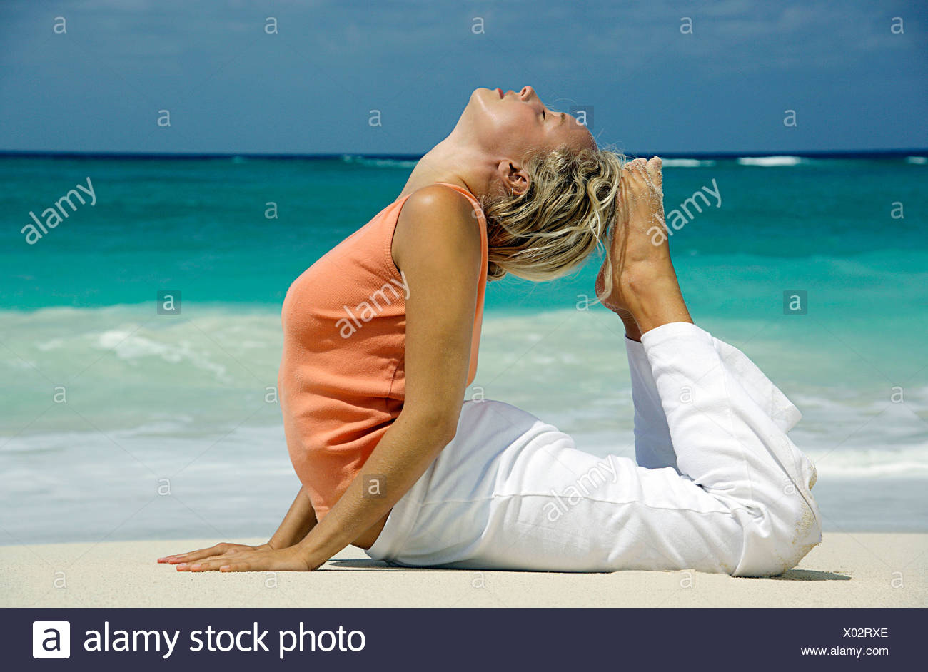 Frau Praktizieren Yoga Am Strand Paradise Island Bahamas Seitenansicht Stockfotografie Alamy