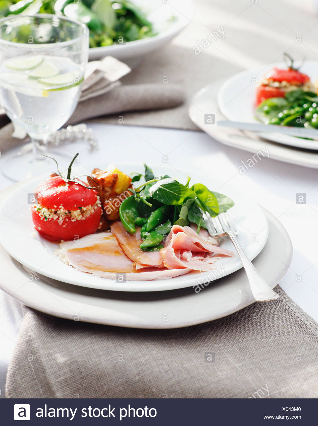 Platten aus glasierter Schinken gefüllte Tomaten mit Spinat ...
