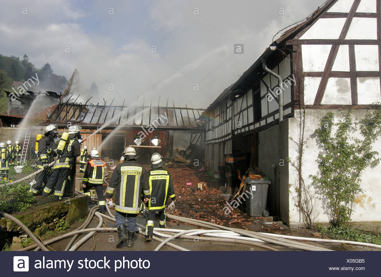 Ger Heppenheim Ober Hambach 28 04 06 Feuersbrunst Feuerwehr Bekampfung Der Feuersbrunst Brand Bauernhof Stockfotografie Alamy