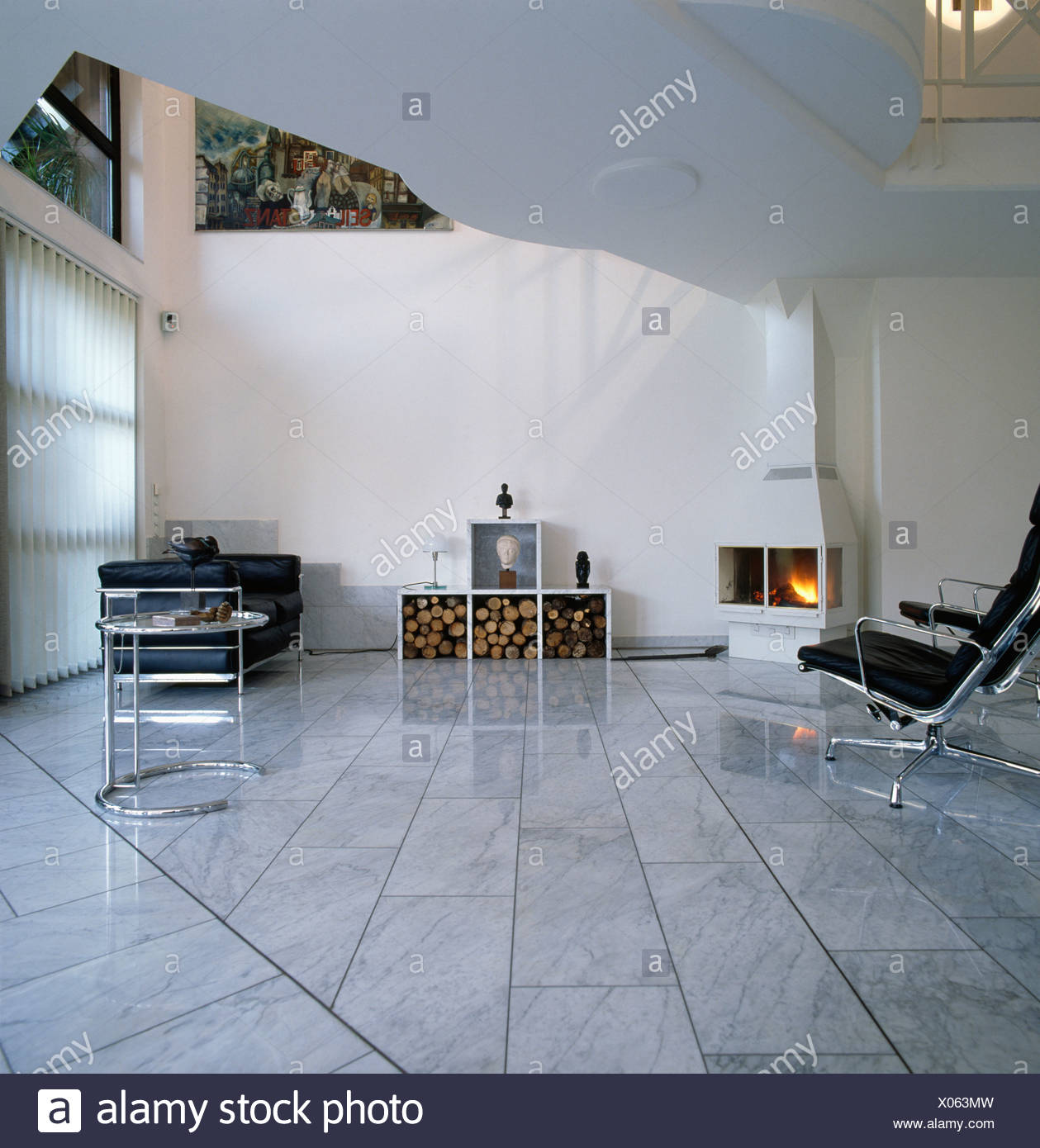 Marmor Fliesen Bodenbelag In Den Achtziger Jahren Wohnzimmer Mit Eck Kamin Stockfotografie Alamy