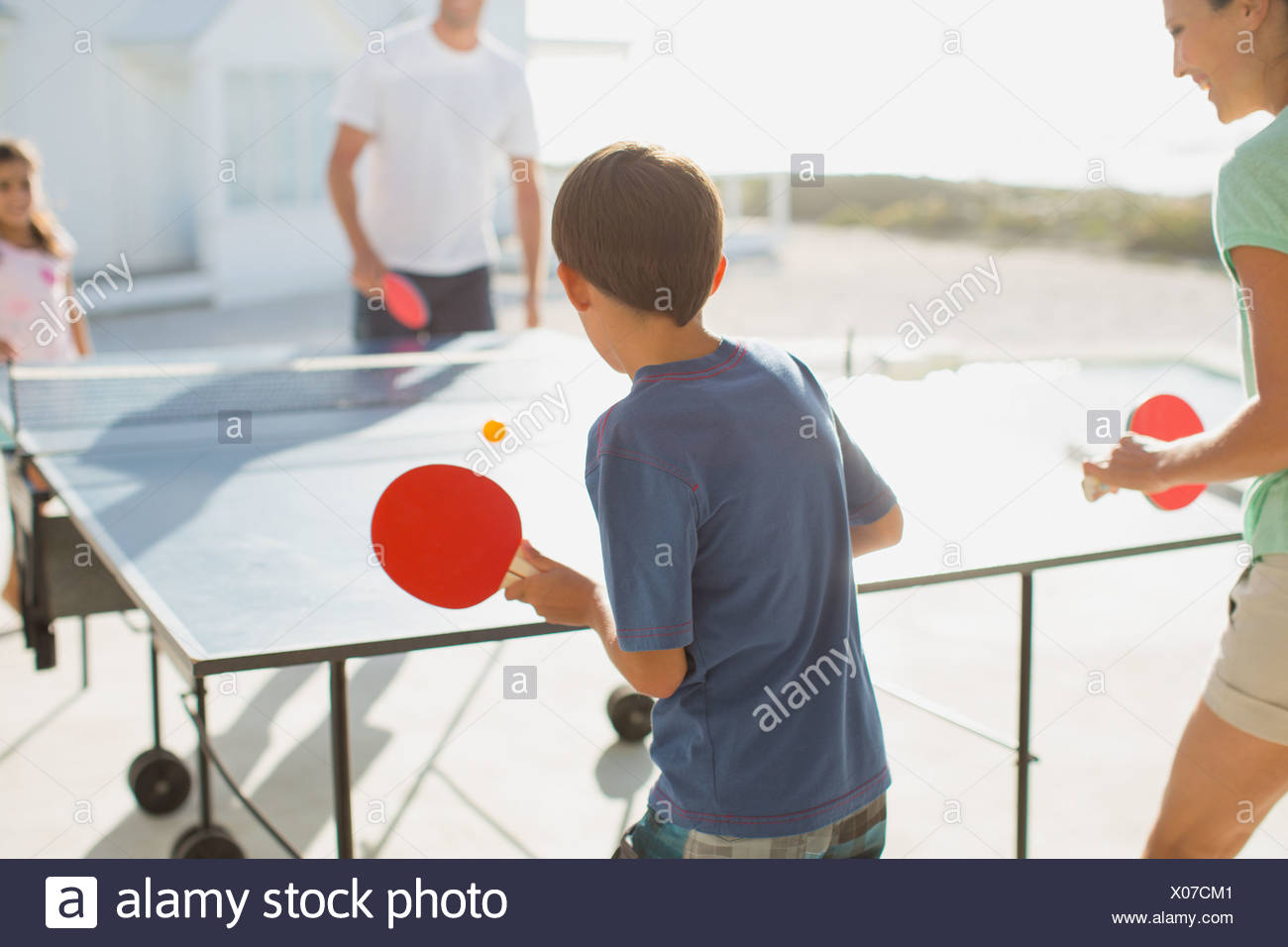 Familie Zusammen Tischtennis Zu Spielen Die Im Freien Stockfotografie Alamy