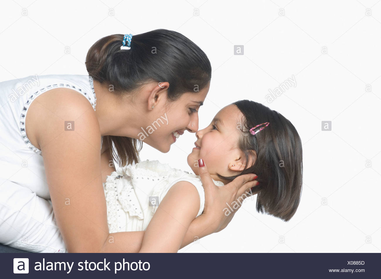 Seitenansicht Von Einer Jungen Frau Und Ihrer Tochter Reiben Ihre Nasen Und Lachelnd Stockfotografie Alamy