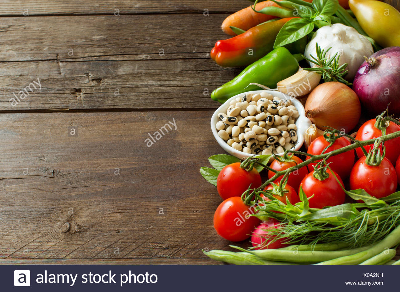 Schwarzes Gemusterte Erbsen In Eine Schussel Und Gemuse Stockfotografie Alamy